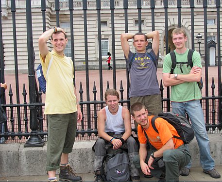 Účastníci zájezdu (fotí Kristýna) před Buckinghamem