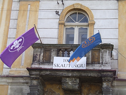 Vlajky WOSM a WAGGGS nad vstupem do kluboven