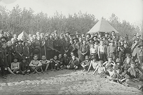 Tady někde se rodí základ oddílu Havranů - fotka z tábora kolínských skautů - 1920